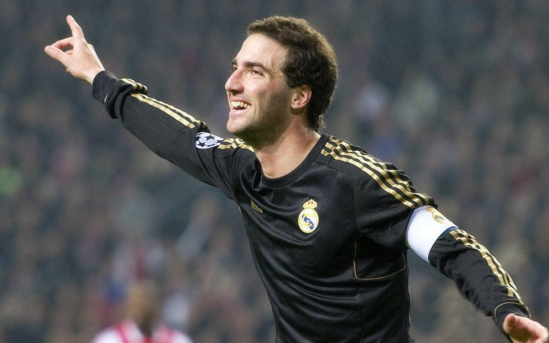 高空争霸与战术韧性，绿茵场上的制胜双翼