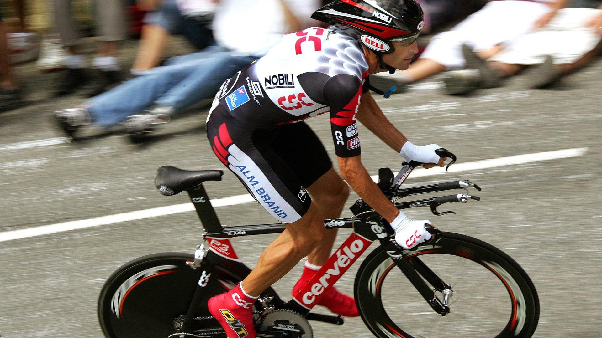 费迪南德爆料C罗记者论，巨星私聊风波折射足坛信任危机